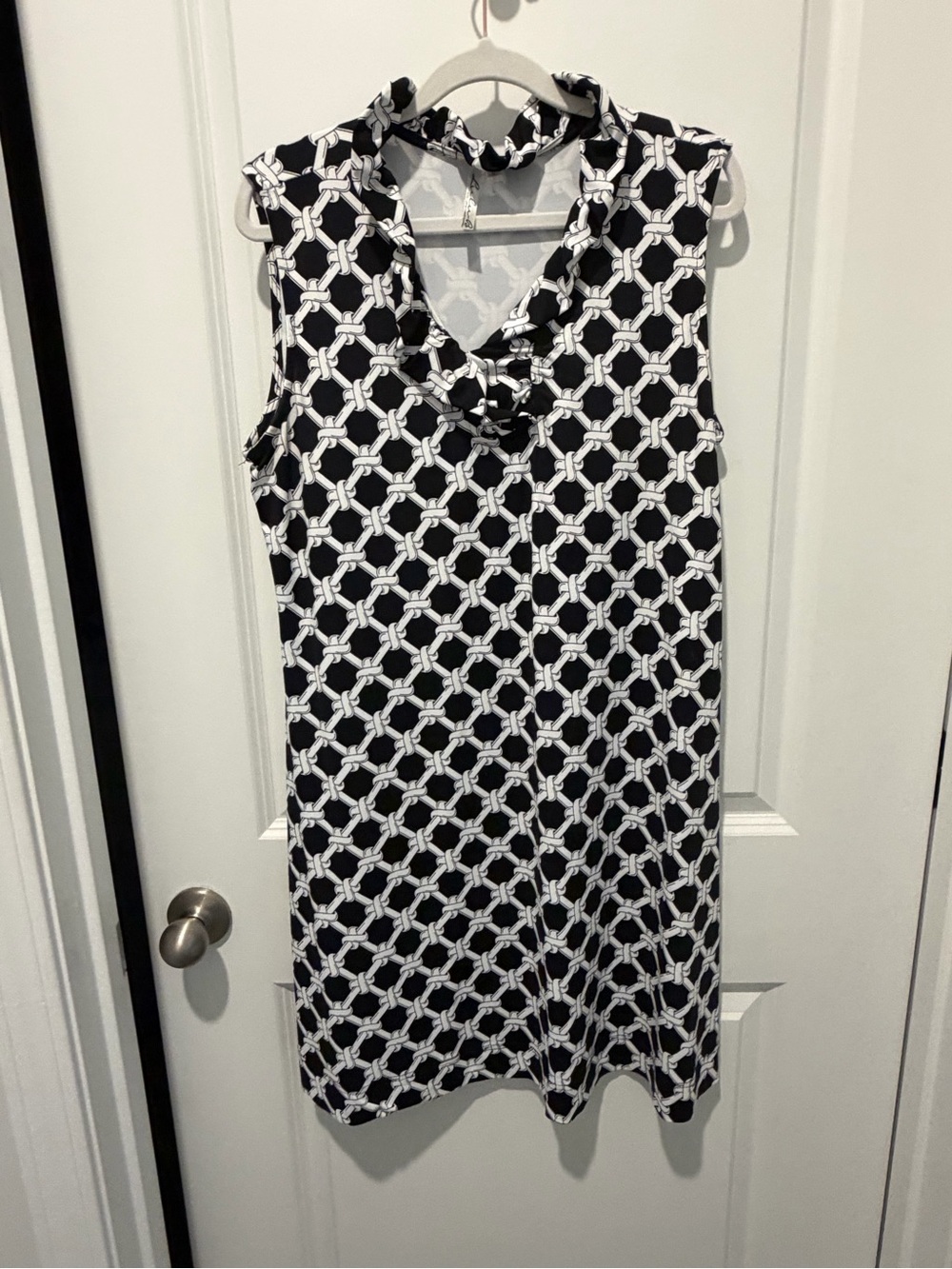 LULUS-B sleeveless Black & White Knot Print Shift Dress